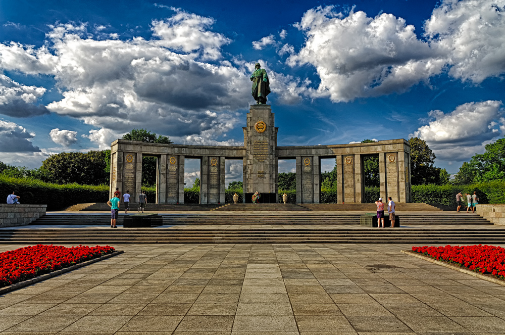 Spomenik i grob sovjetskim borcima-Tiergarten