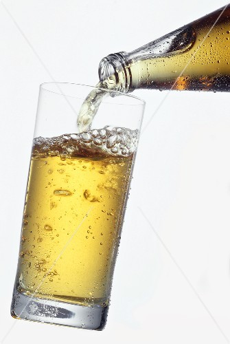 Gazirana pića su najpopularnija. Jedno od omiljenih je gazirani sok od jabuke - Apfelschorle | Preuzeto sa stockfood.de