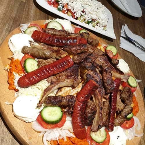 adis-cevapcici-restoran-cevapi-domaca-hrana-balkanska-hrana-nemacki-kutak-hamburg-03
